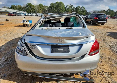 2016 Mercedes-Benz C 300 z USA, uszkodzony, nr VIN 55SWF4JB3GU123799